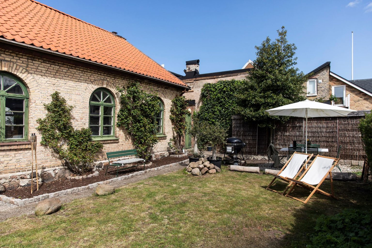 maison suédoise en briques du 19e siècle avec fenêtres cintrées
