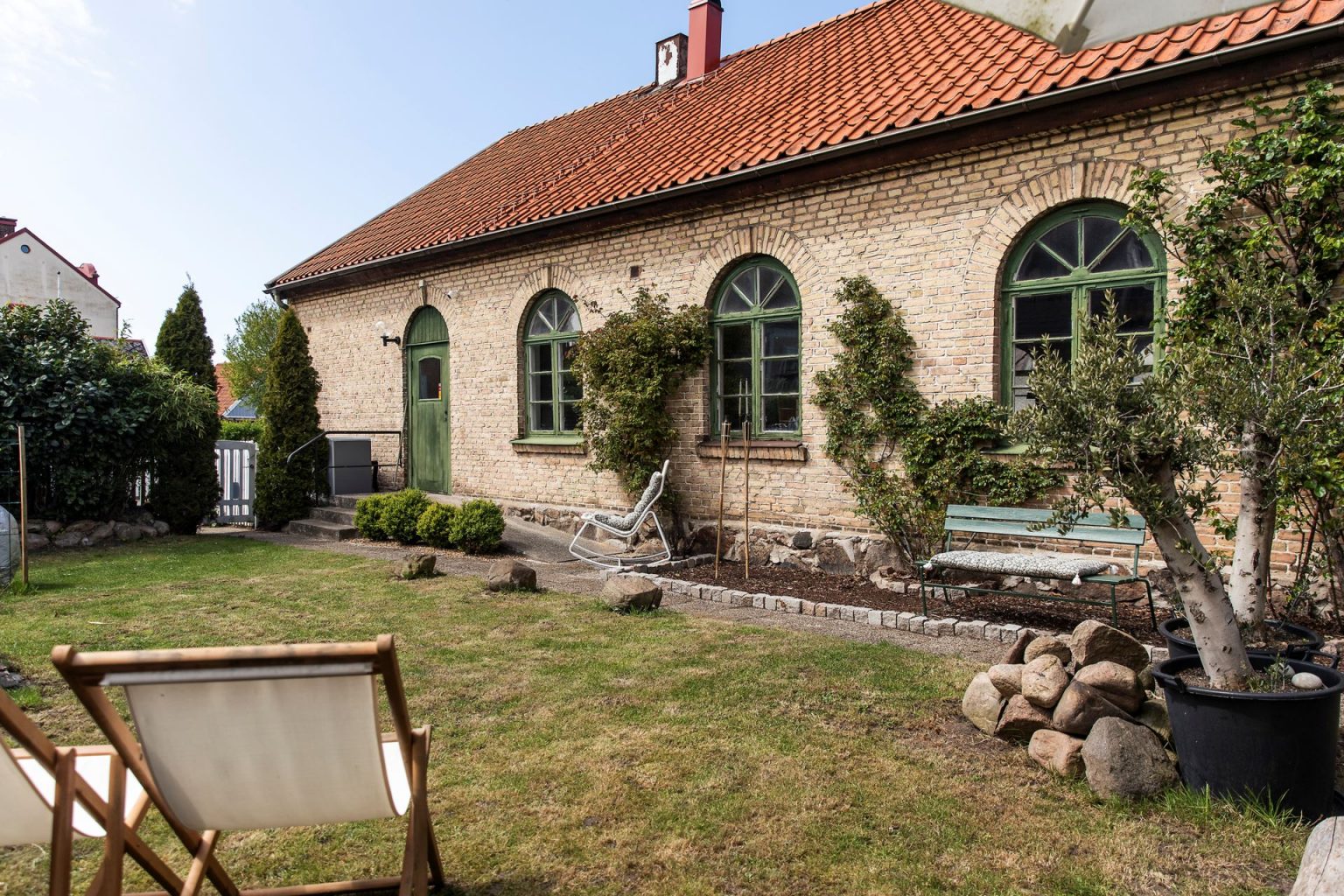 maison suédoise en briques du 19e siècle avec fenêtres cintrées