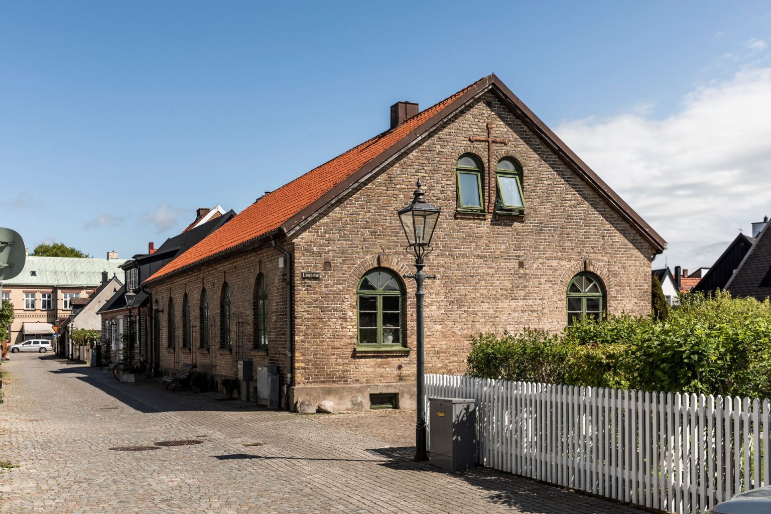 maison suédoise en briques du 19e siècle avec fenêtres cintrées