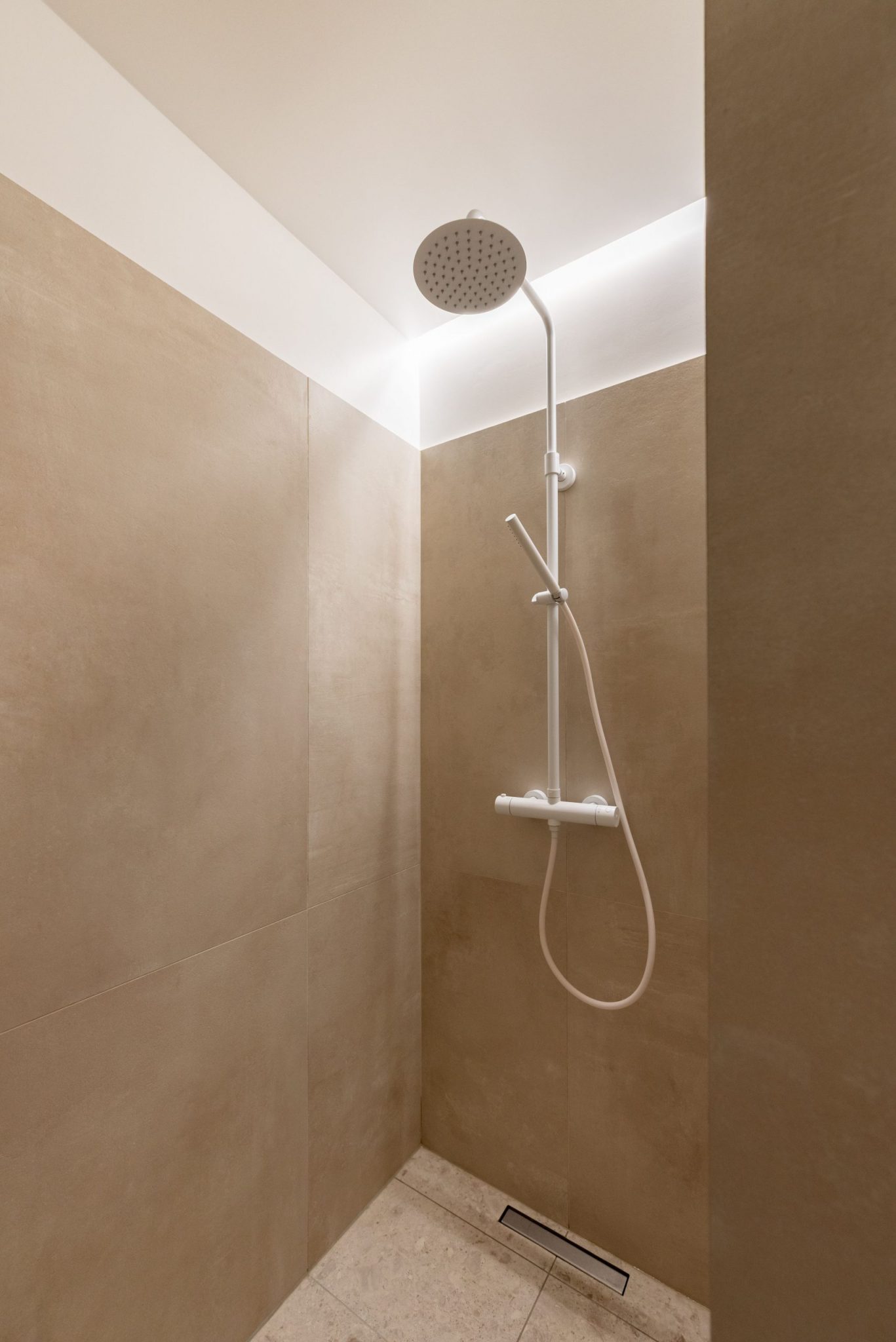 salle de bain bois et marbre beige décoration contemporaine photo ©Cassandre Favaro