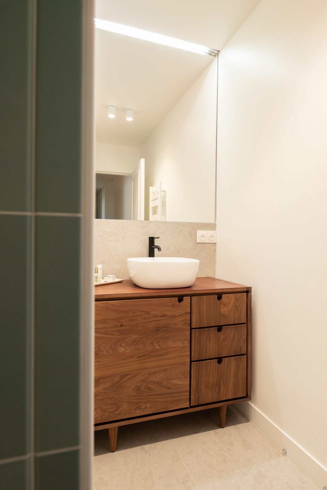 salle de bain moderne bois et carrelage vert photo ©Cassandre Favaro