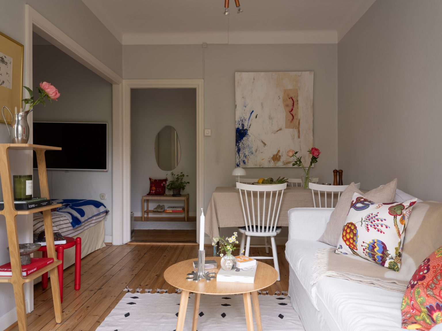 salon avec lit dans alcôve studio 27m2