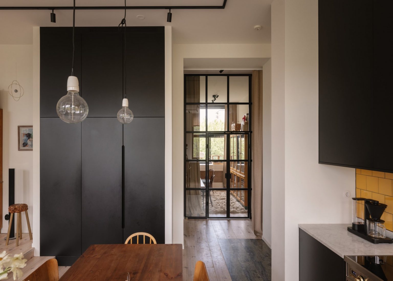 cuisine noire carrelage jaune appartement dans ancienne école