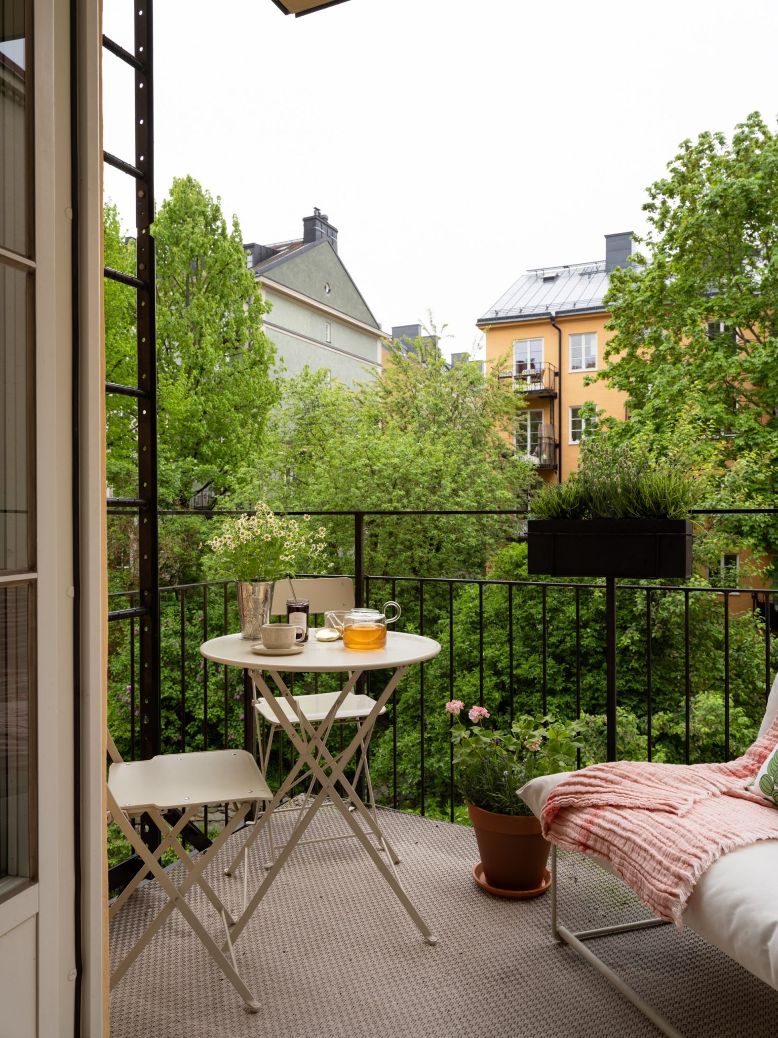 balcon sur cour verdoyante
