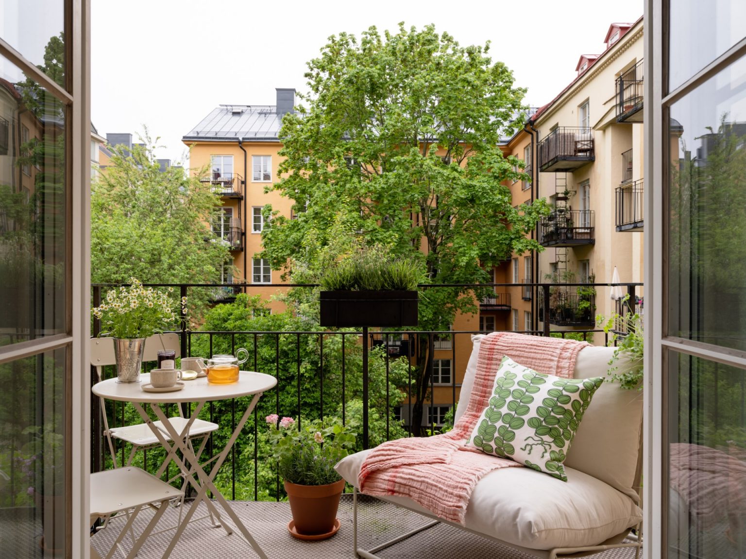 balcon sur cour verdoyante