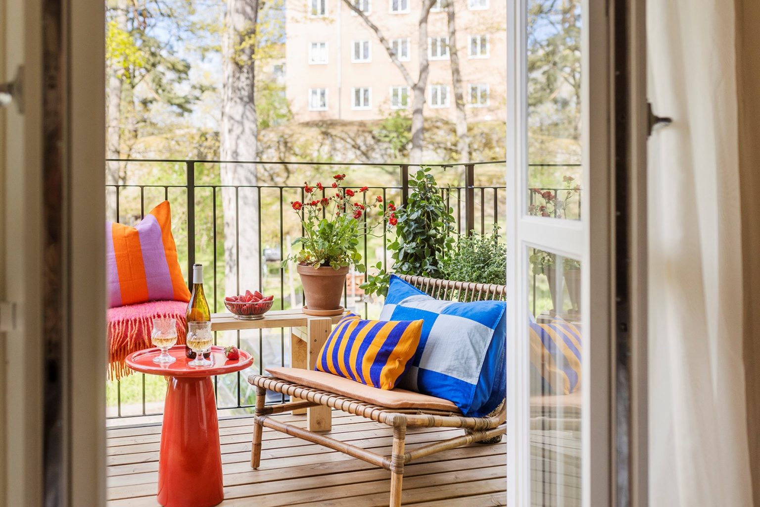 balcon sur cour décoration colorée