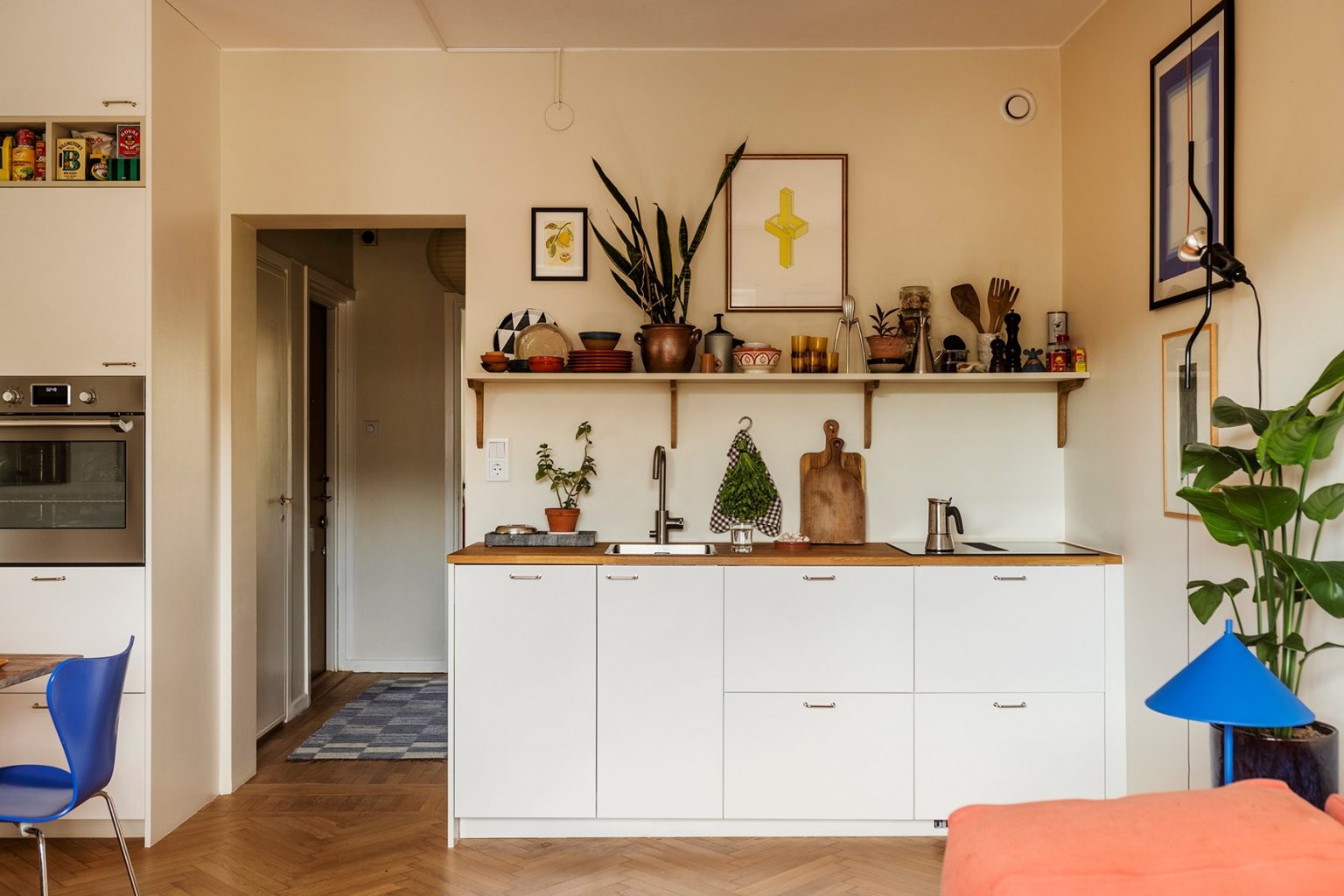 cuisine ouverte dans salon décoration colorée et vintage deux-pièces 38m2