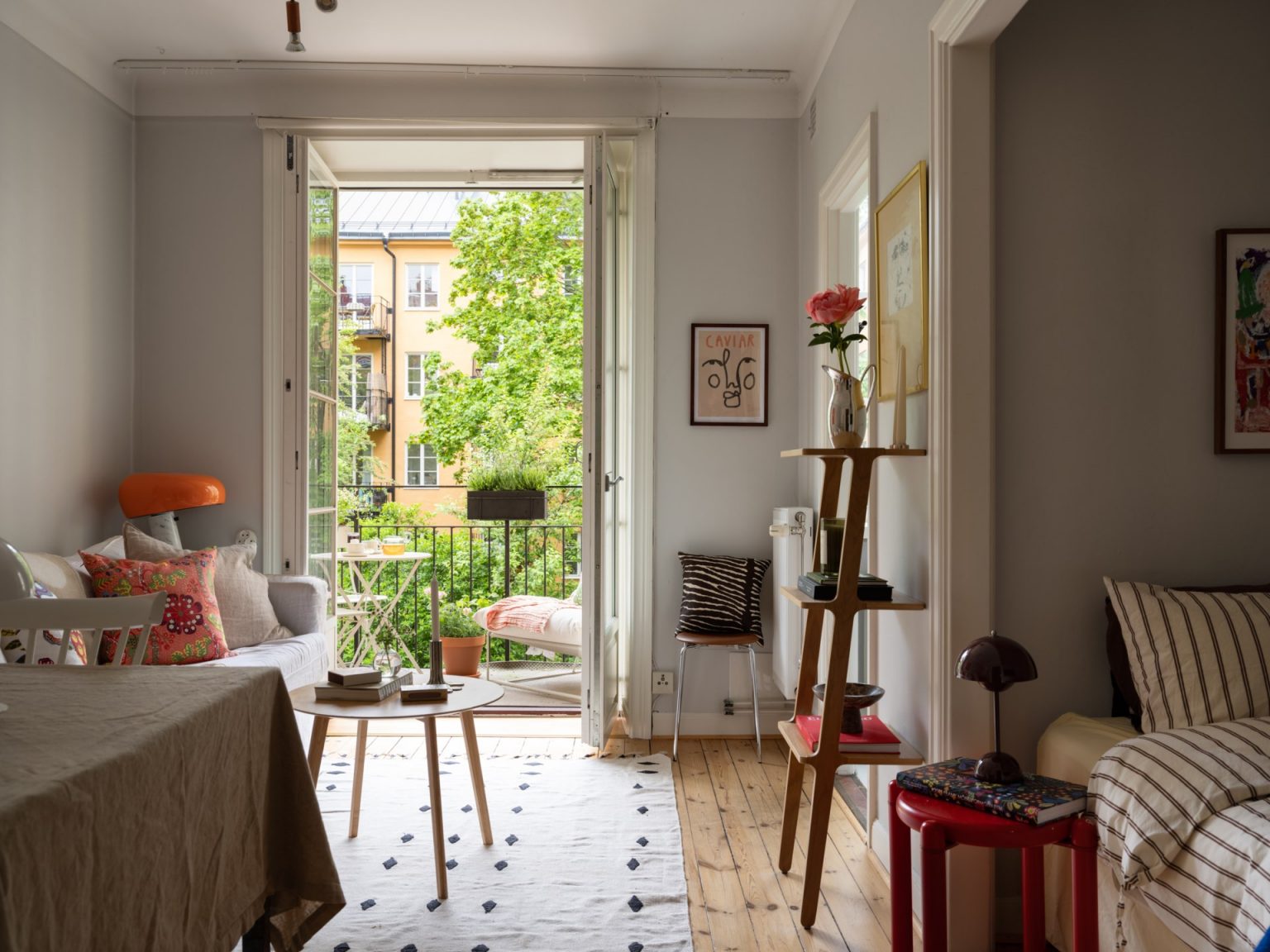salon avec lit dans alcôve et balcon studio 27m2