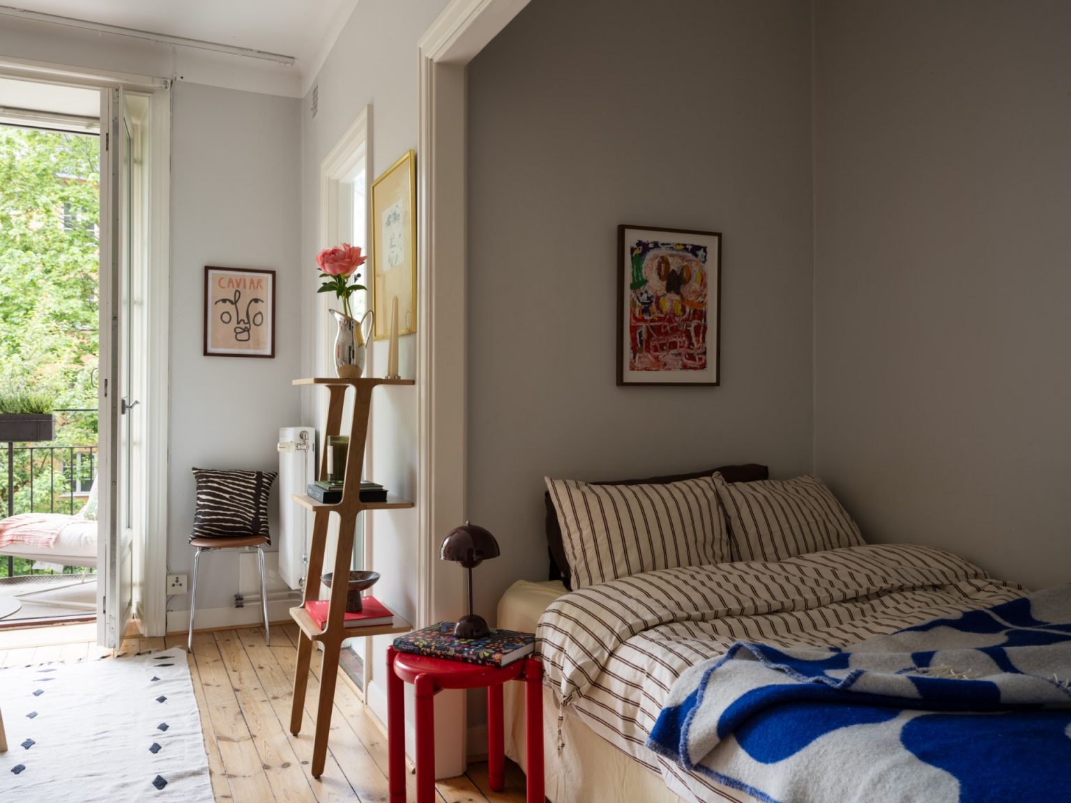 salon avec lit dans alcôve et balcon studio 27m2