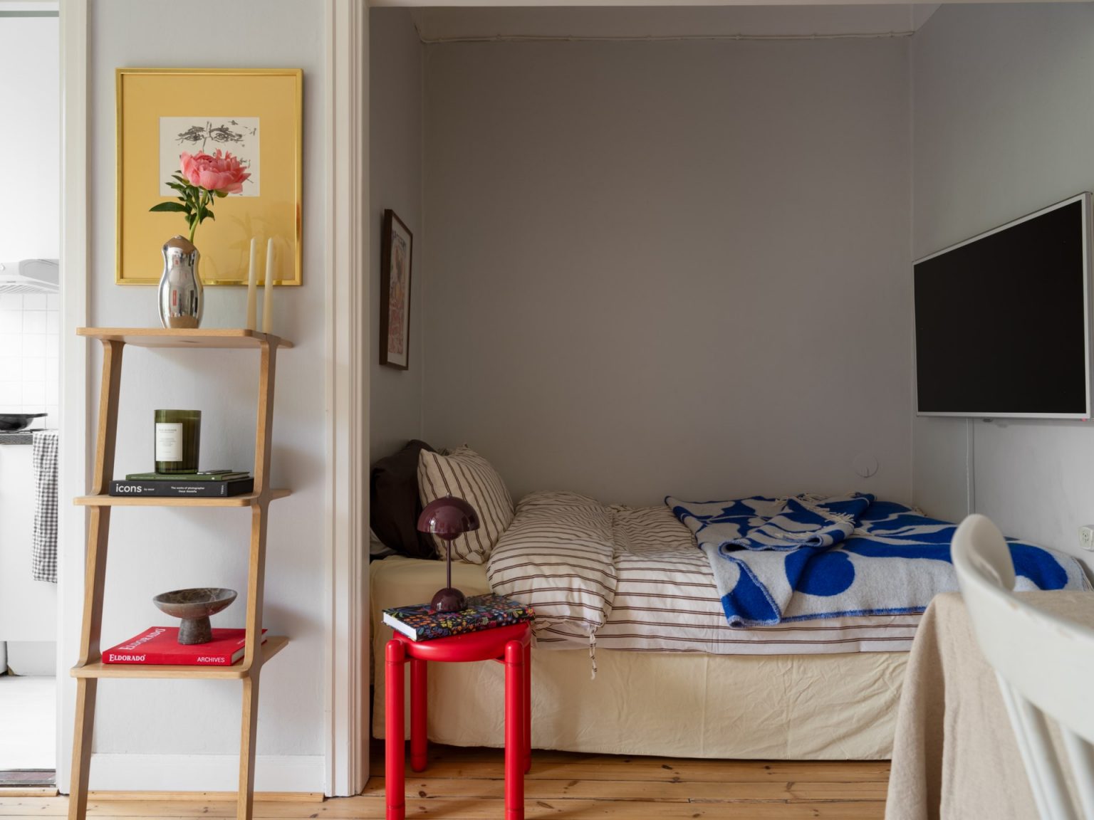 salon avec lit dans alcôve studio 27m2