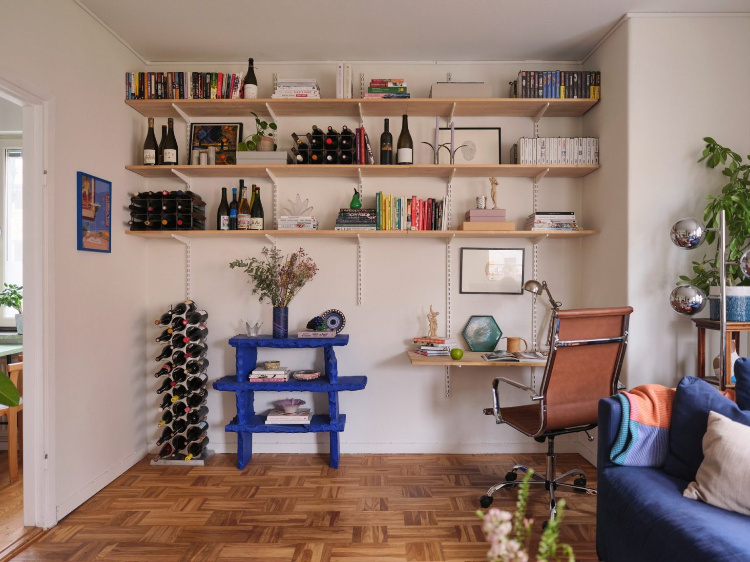 salon avec canapé bleu