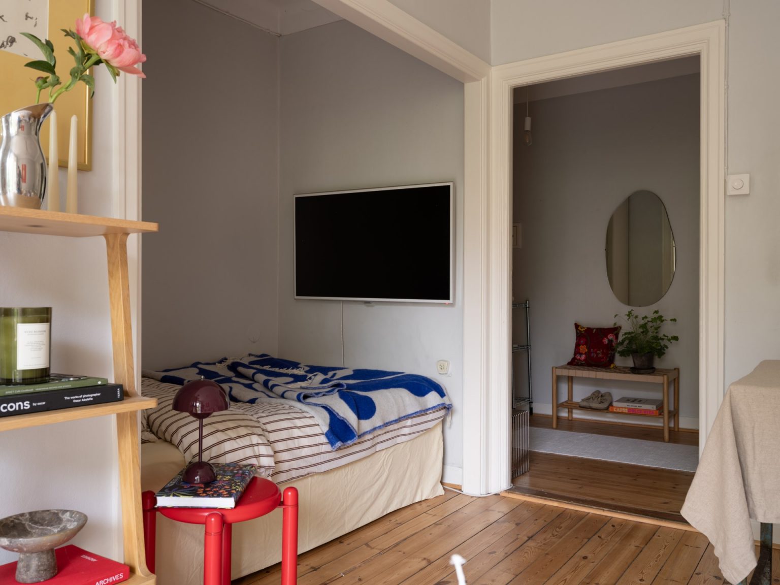 salon avec lit dans alcôve studio 27m2