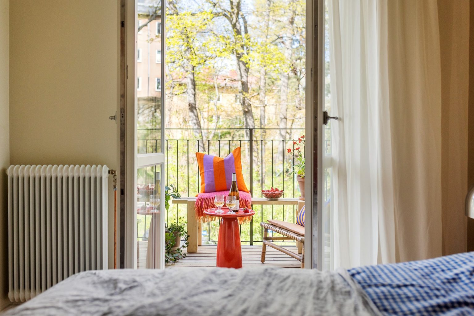 chambre avec balcon décoration colorée et vintage deux-pièces 38m2