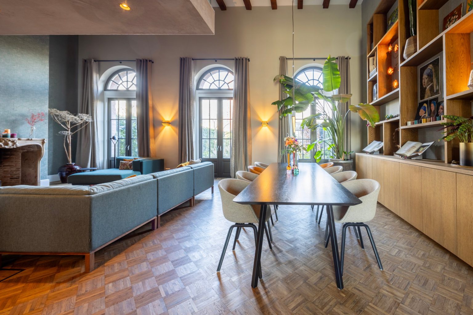 salon fenêtres cintrées hauts plafonds avec poutres décoration contemporaine