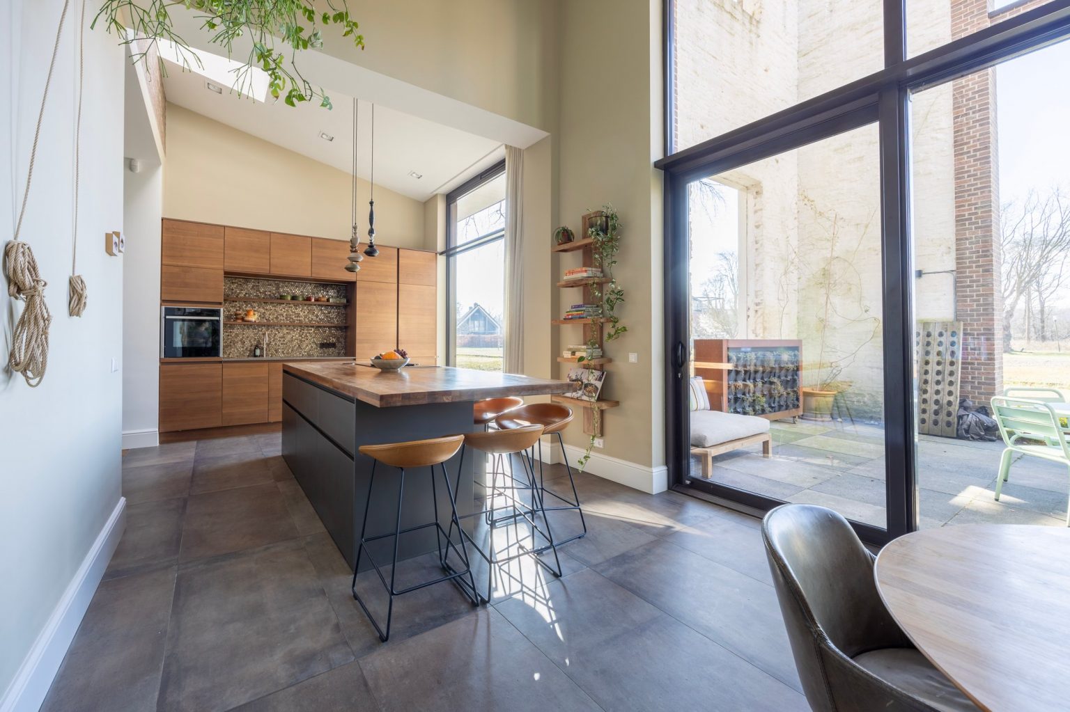 cuisine bois design avec salle à manger sur terrasse décoration contemporaine