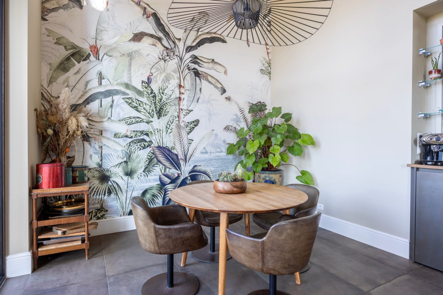 salle à manger avec papier-peint décoration contemporaine