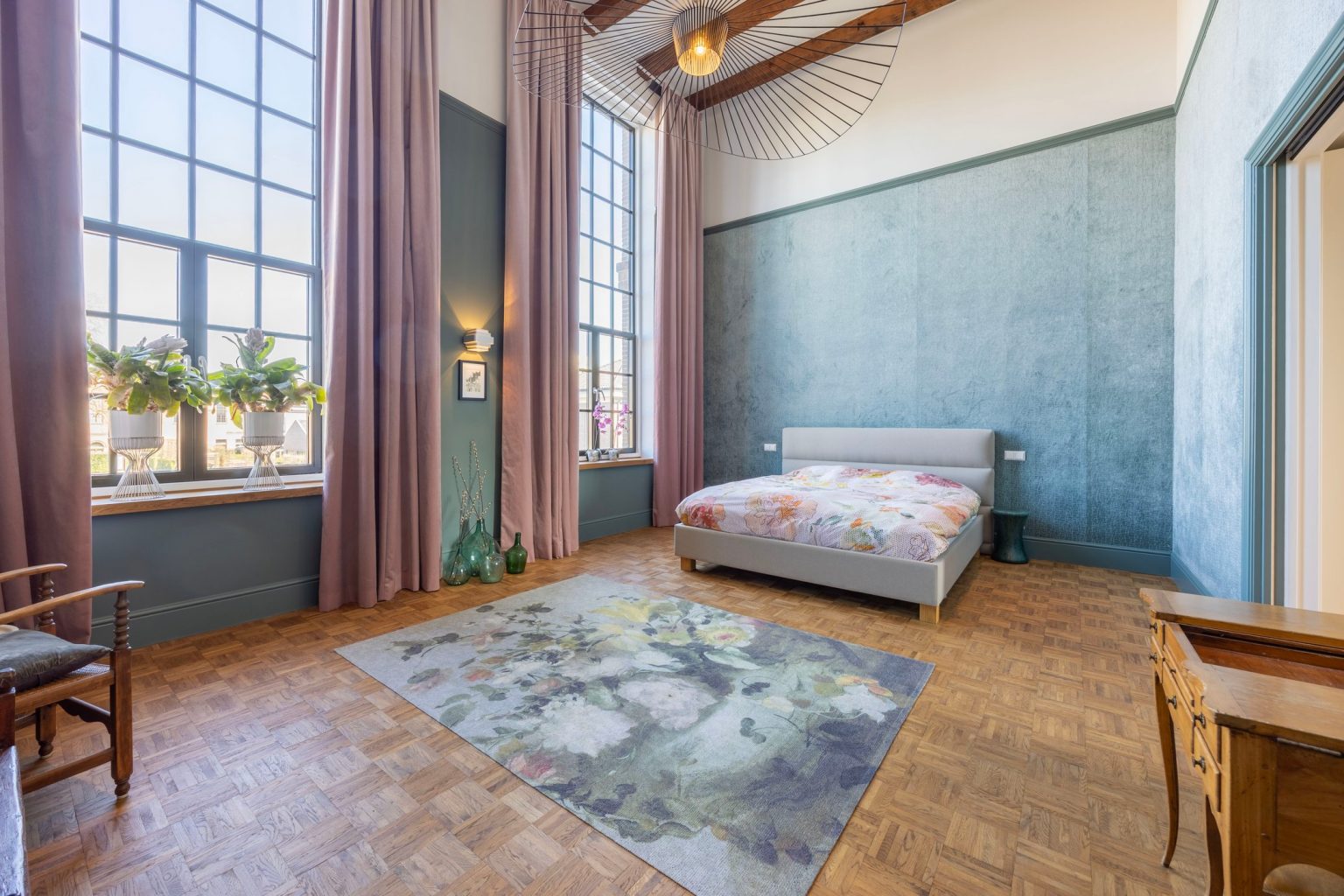 chambre décoration bleue hauts plafonds et poutres