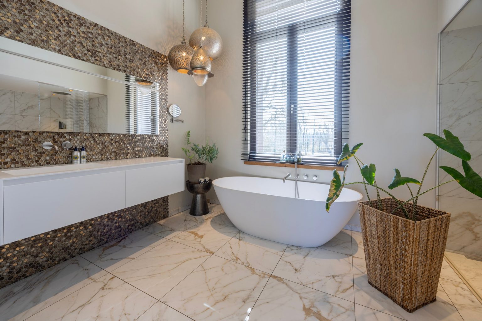 salle de bain design avec fenêtre et baignoire îlot