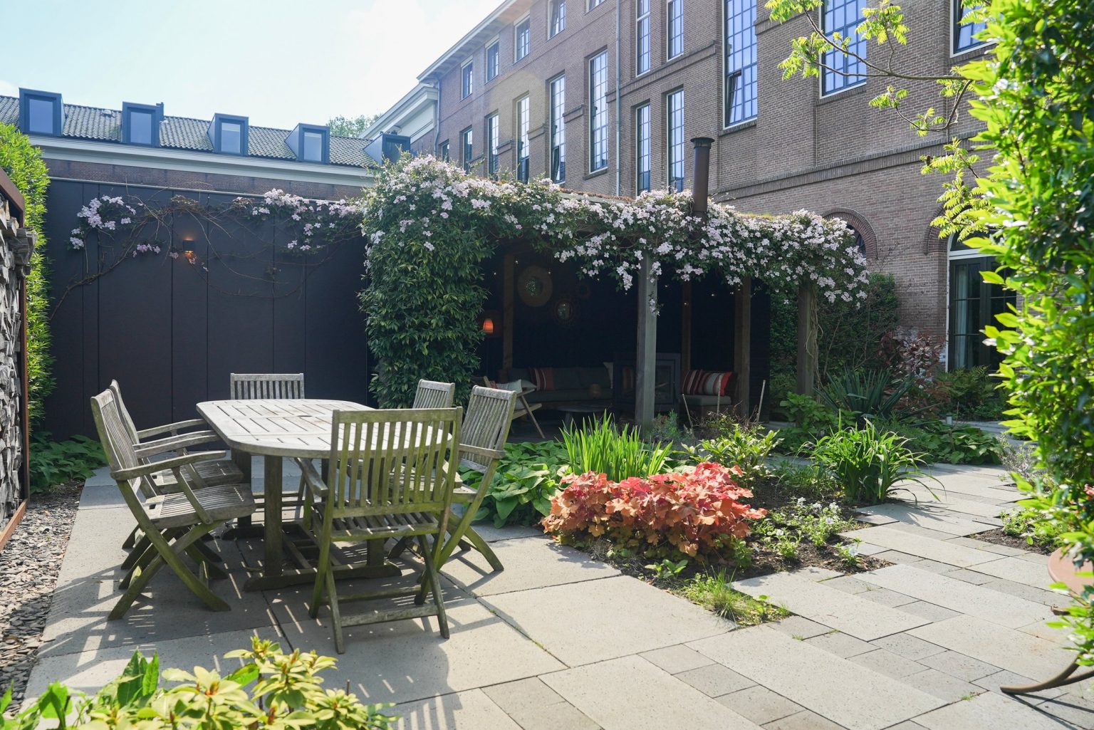 jardin sans gazon avec terrasse abritée