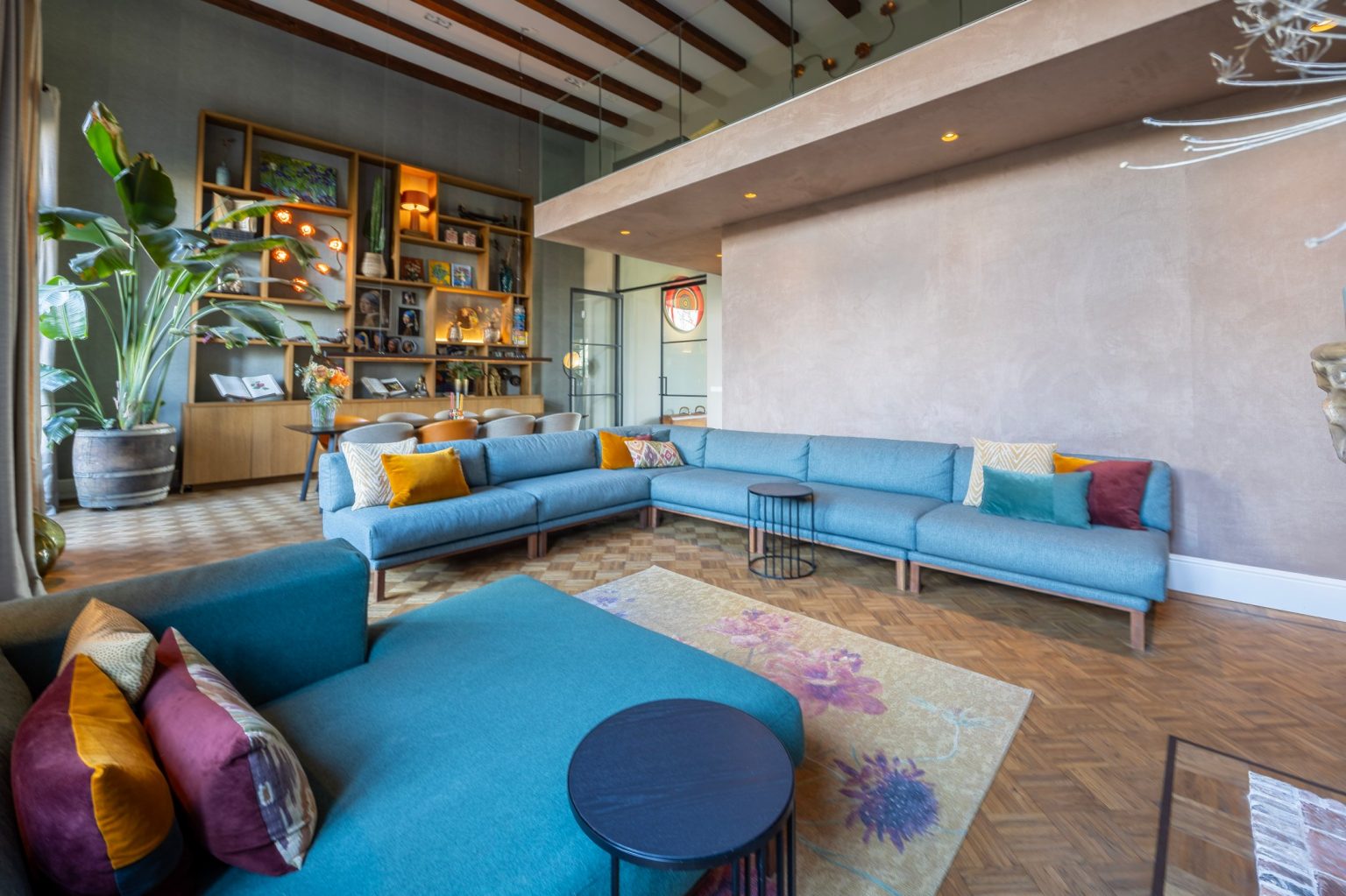salon fenêtres cintrées hauts plafonds avec poutres décoration contemporaine