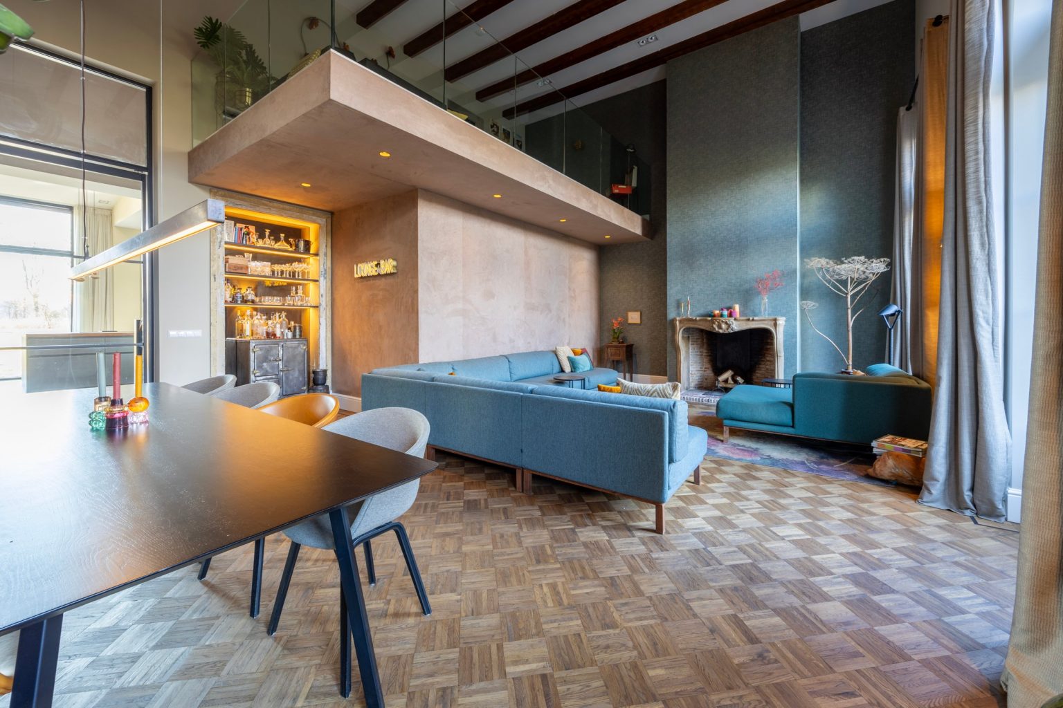 salon fenêtres cintrées hauts plafonds avec poutres décoration contemporaine