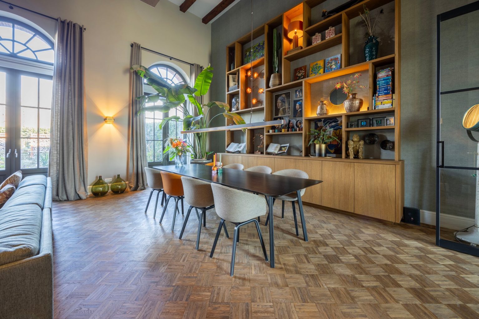 salle à manger fenêtres cintrées hauts plafonds avec poutres décoration contemporaine