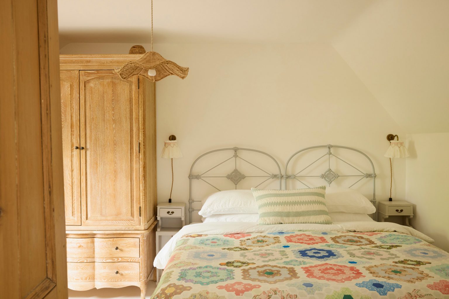 chambre mansardée décoration rustique chic maison anglaise