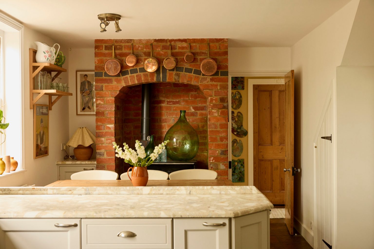 cuisine avec poêle et briques décoration rustique chic maison anglaise