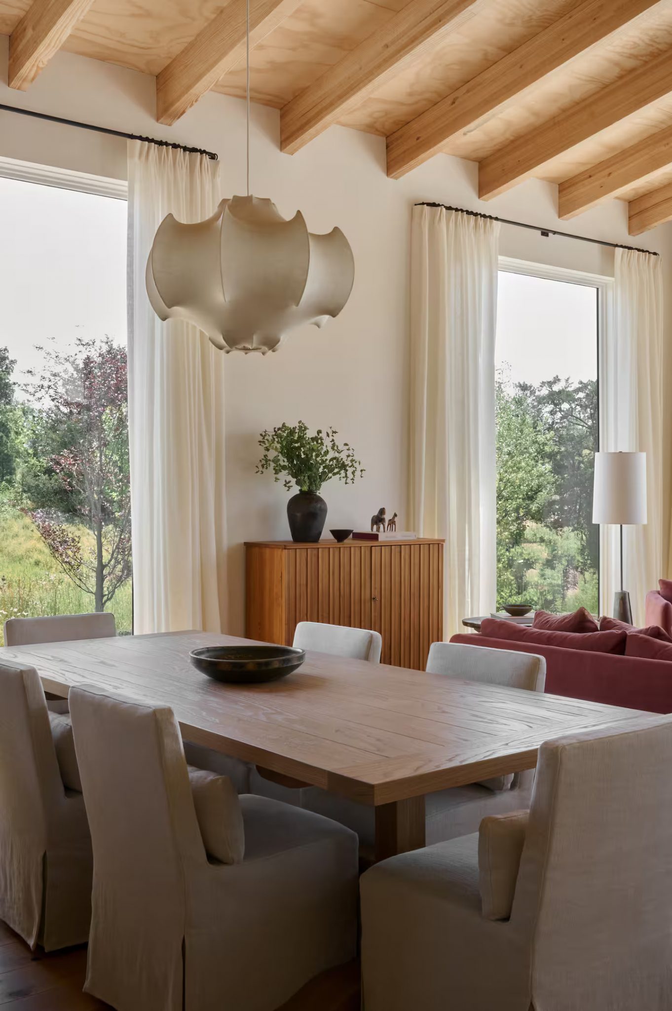 salle à manger décoration contemporaine maison de la designer Jenni Kayne