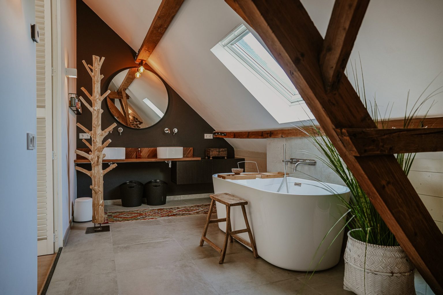 salle de bain mansardée avec poutres