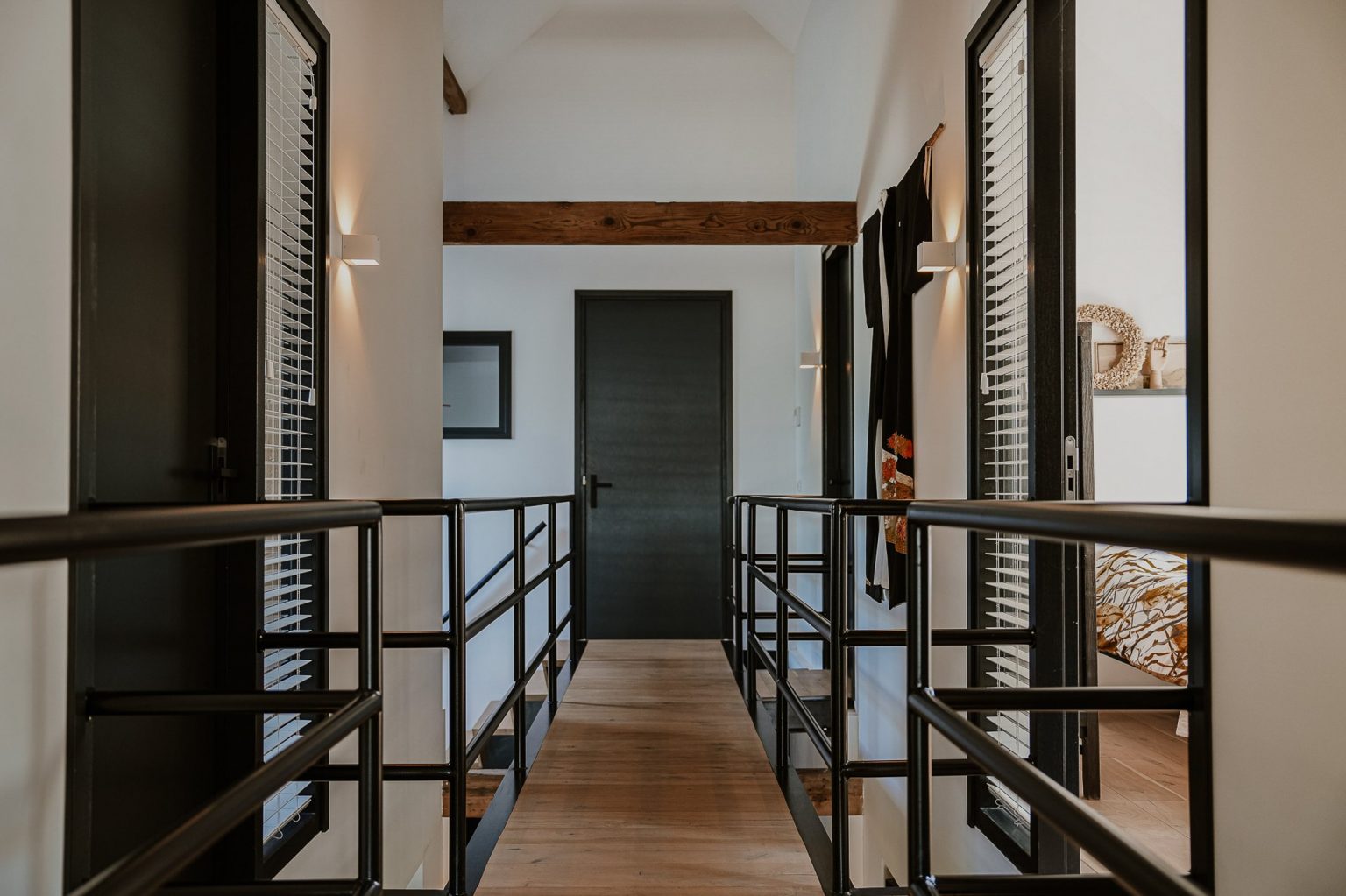 passerelle pour chambres maison ancienne rénovée avec poutres
