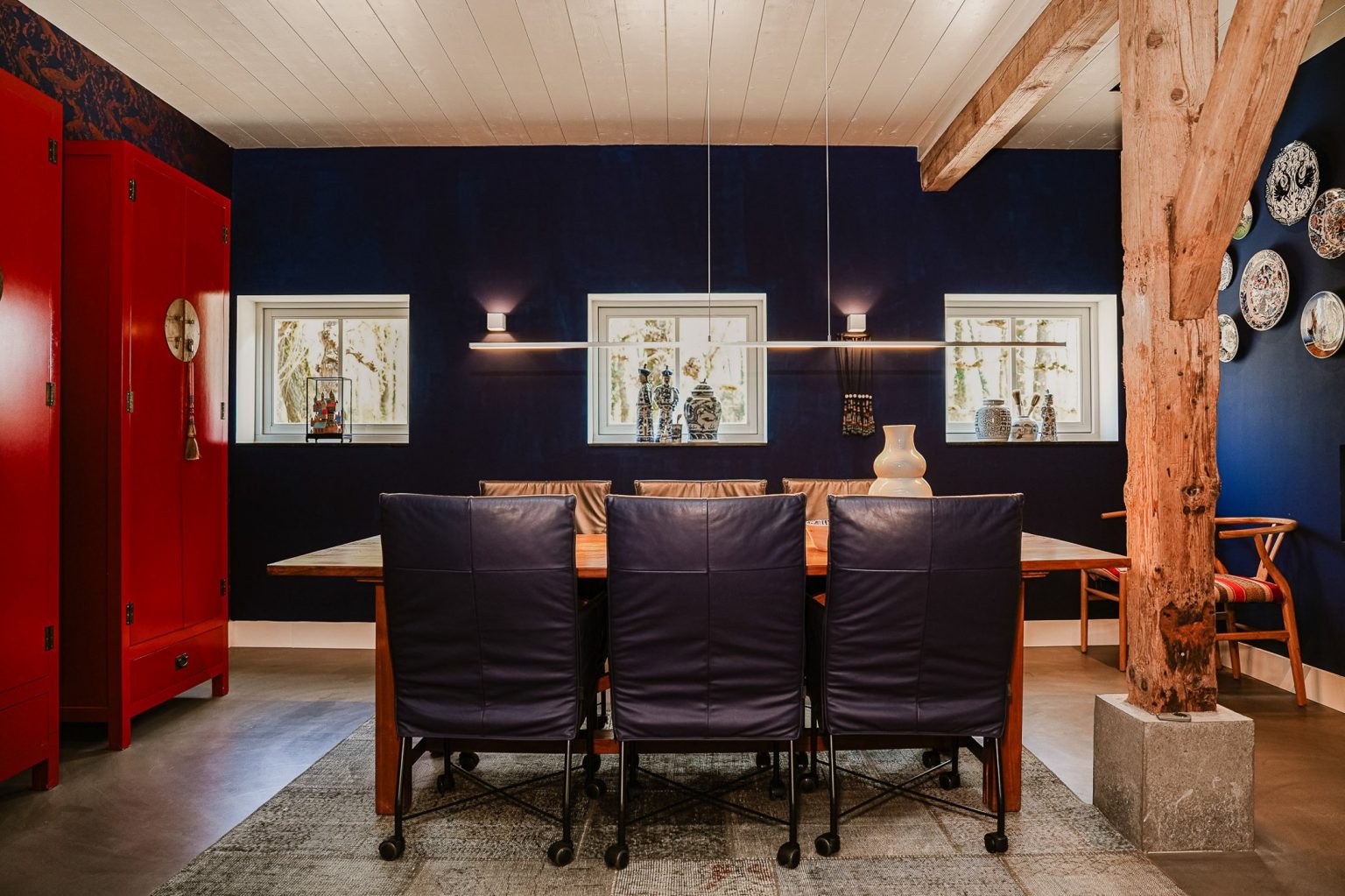 salle à manger maison ancienne rénovée avec poutres décoration contemporaine 