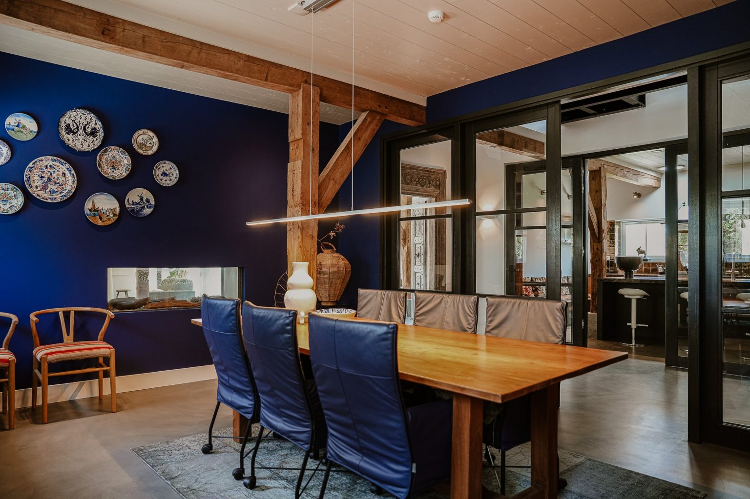 salle à manger maison ancienne rénovée avec poutres décoration contemporaine 