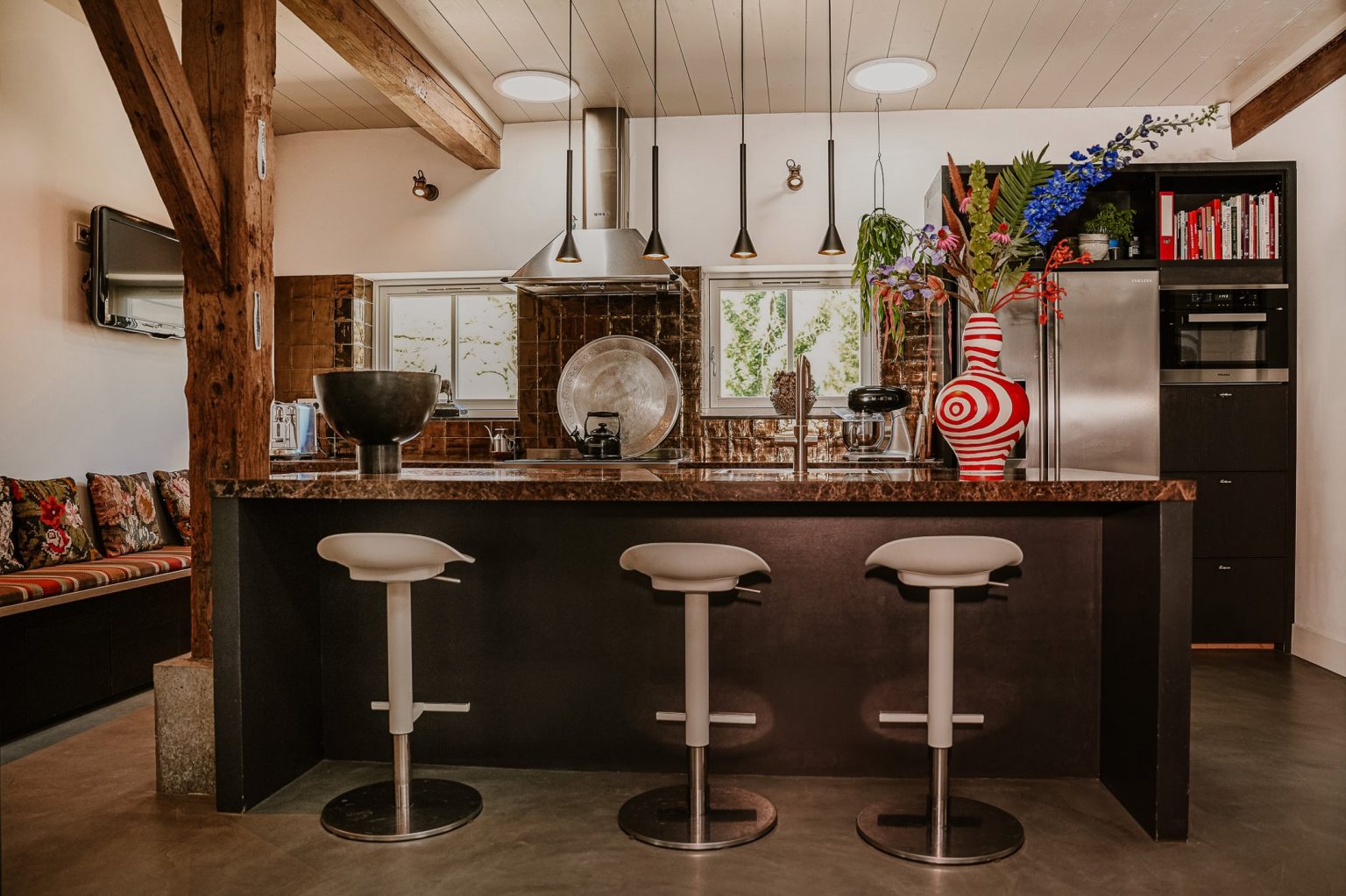 cuisine maison ancienne rénovée avec poutres décoration contemporaine 