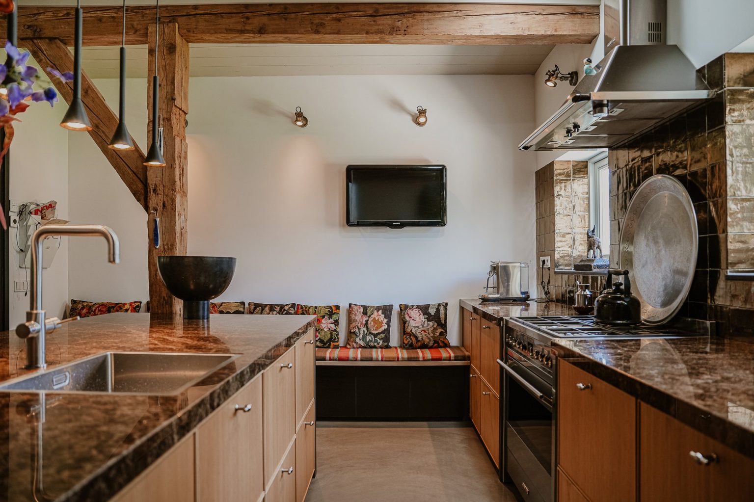 cuisine maison ancienne rénovée avec poutres décoration contemporaine 