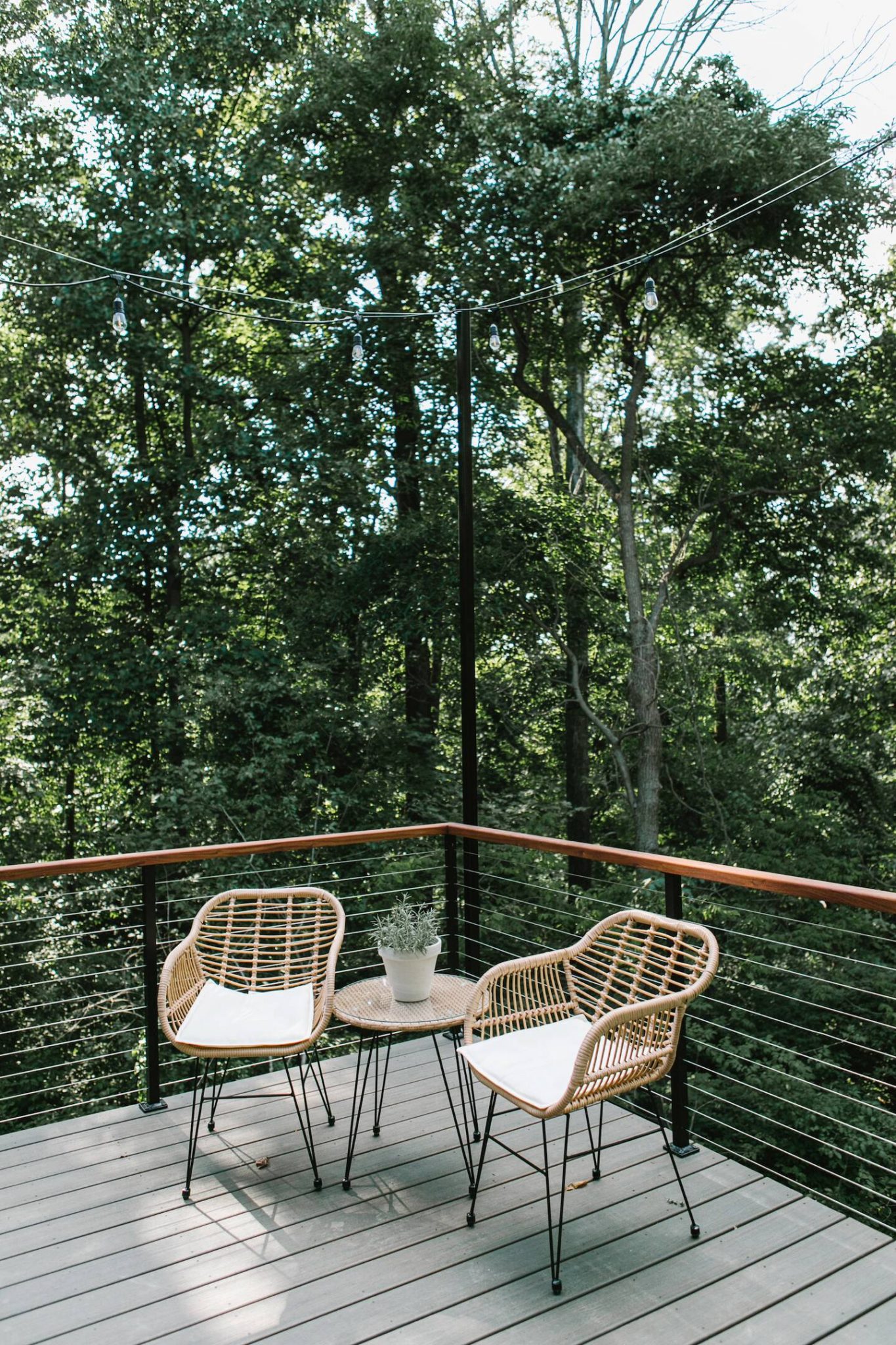 terrasse en bois entourée d'arbres Texter Mountain Home