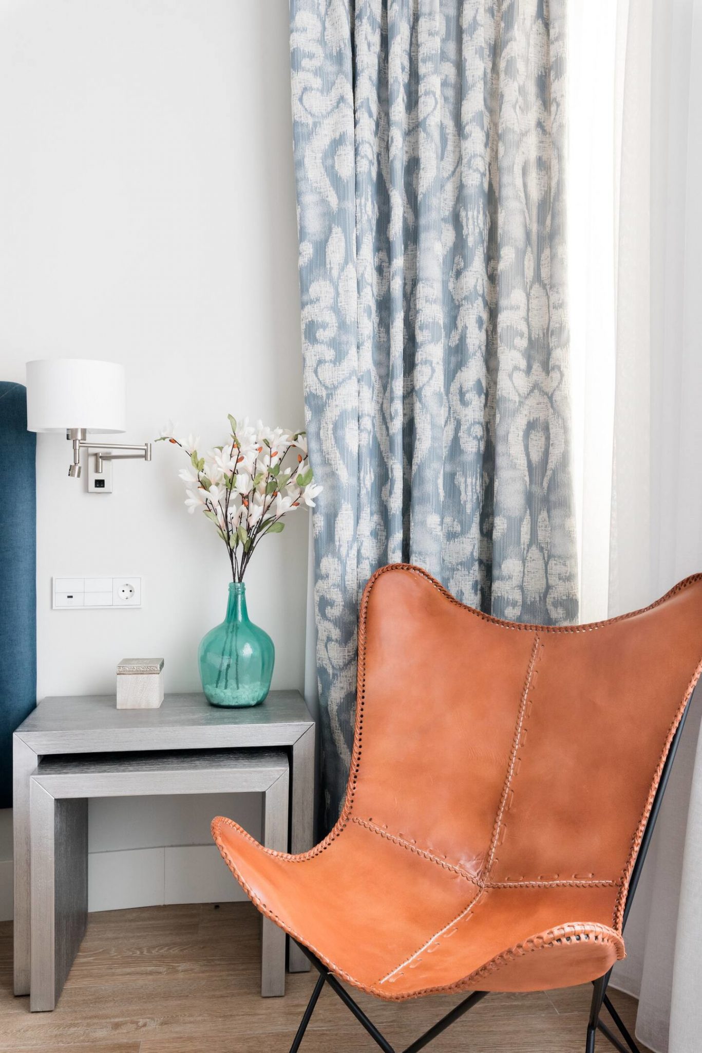 fauteuil papillon dans chambre