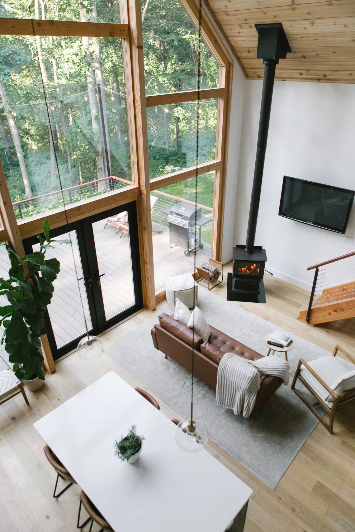 salon avec poêle et pignon vitré maison contemporaine en bois Texter Mountain Home