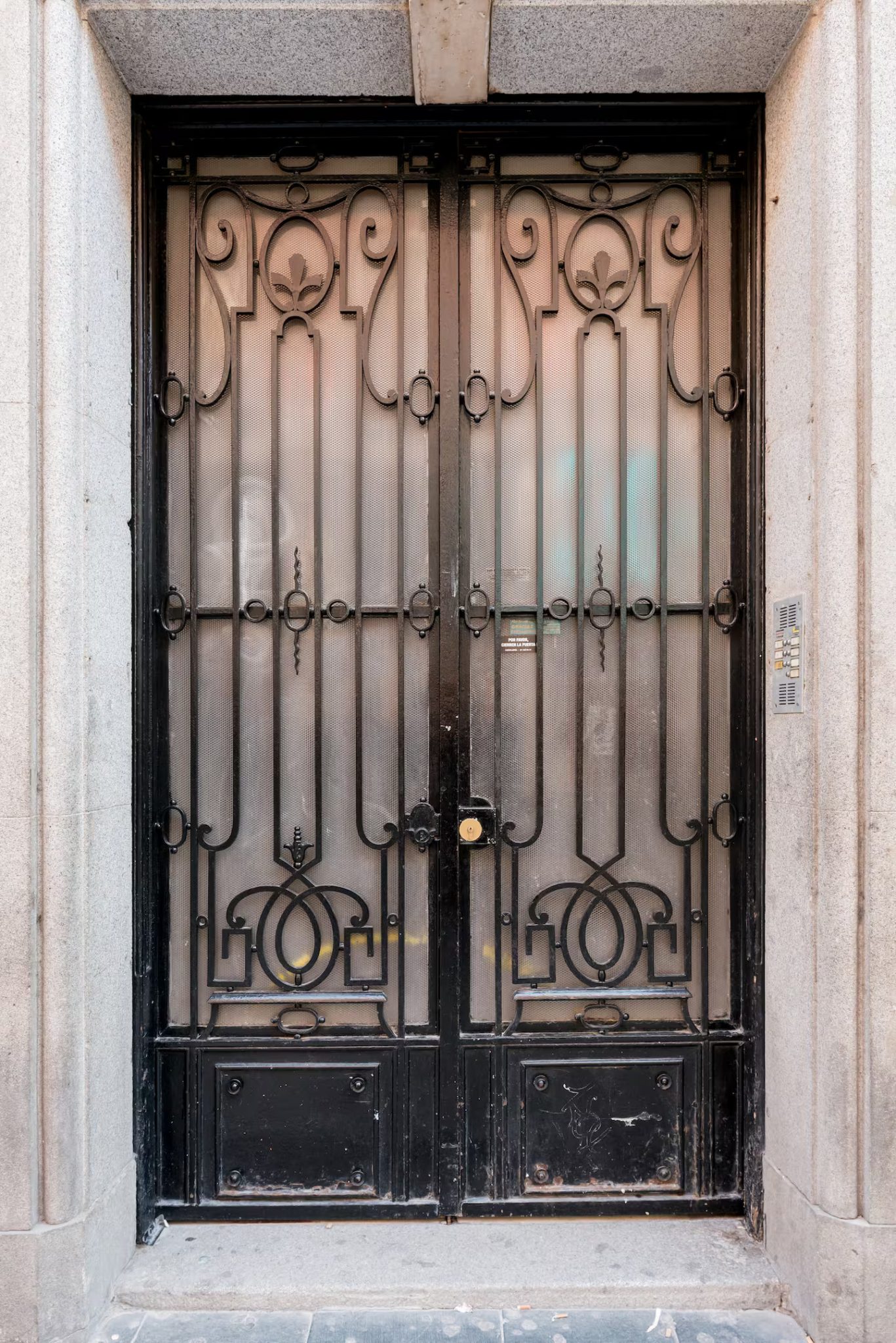 porte immeuble Madrid verre et fer forgé