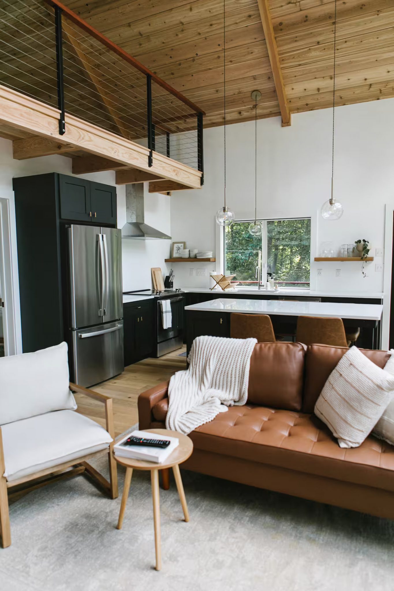 cuisine ouverte et mezzanine maison contemporaine en bois Texter Mountain Home