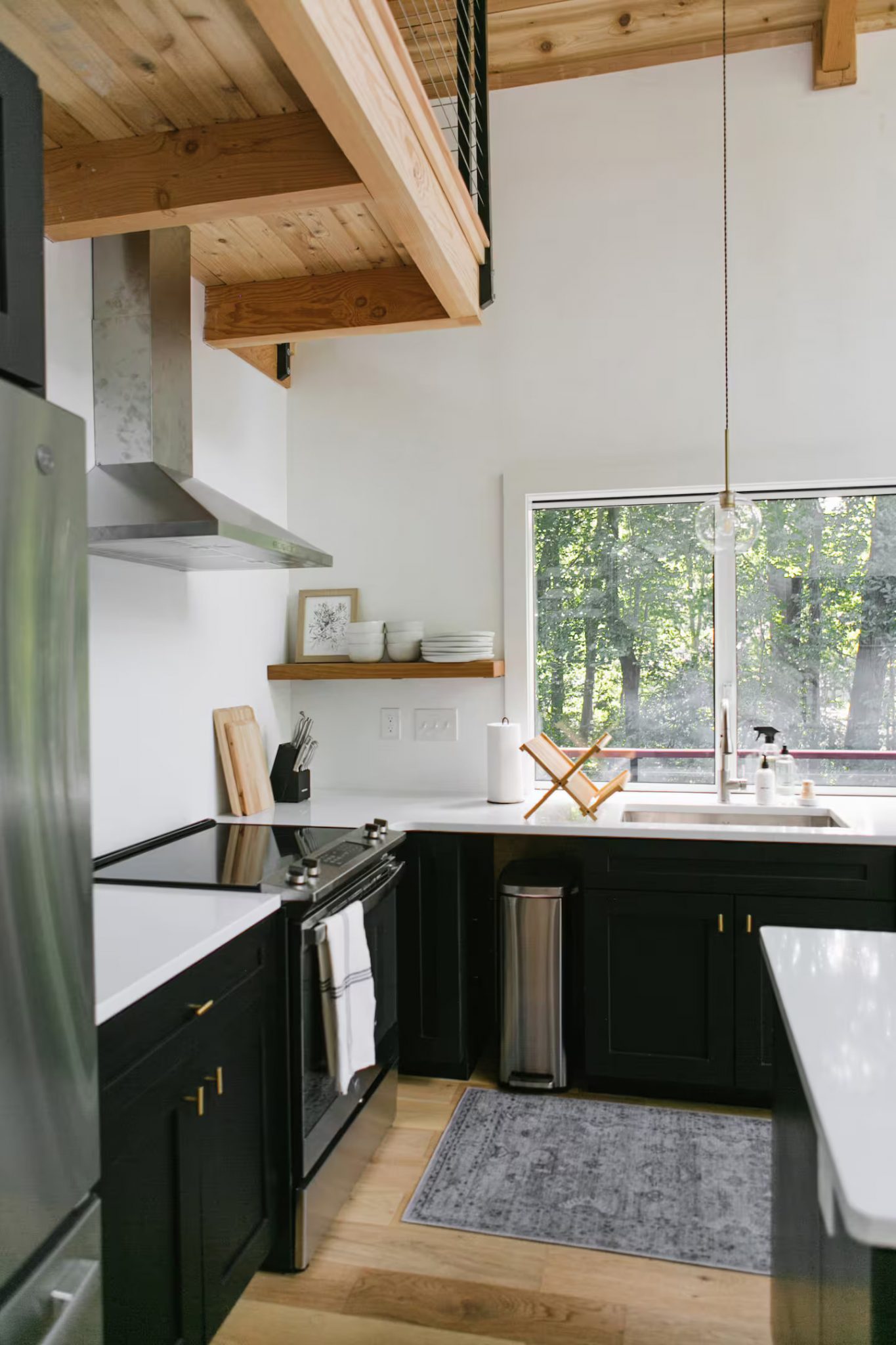 cuisine ouverte et mezzanine maison contemporaine en bois Texter Mountain Home
