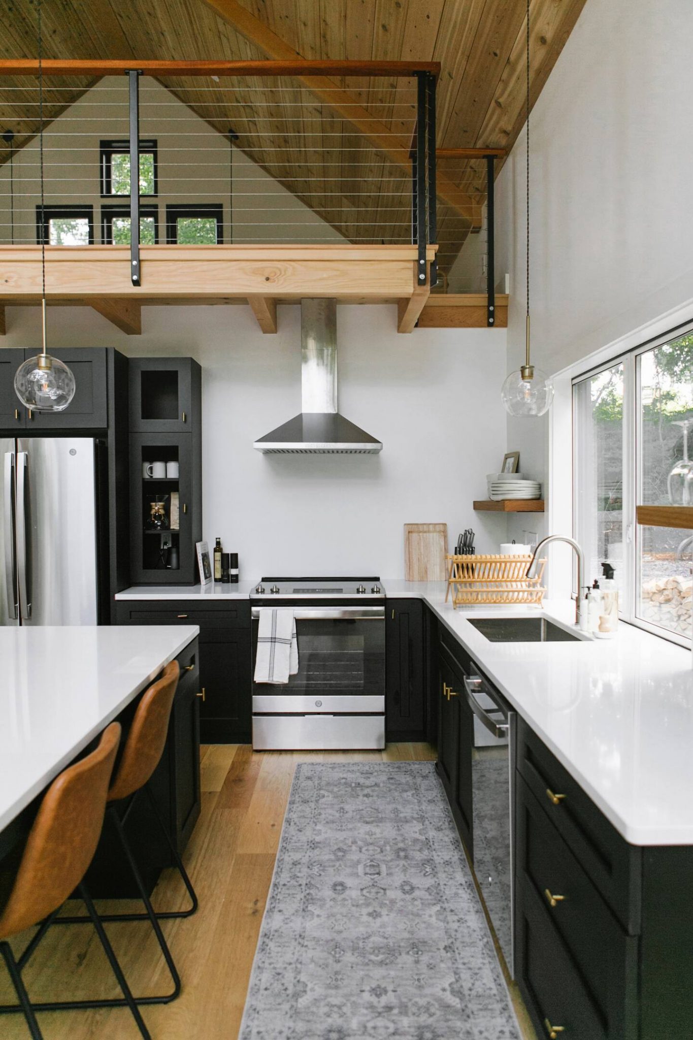 cuisine ouverte et mezzanine maison contemporaine en bois Texter Mountain Home