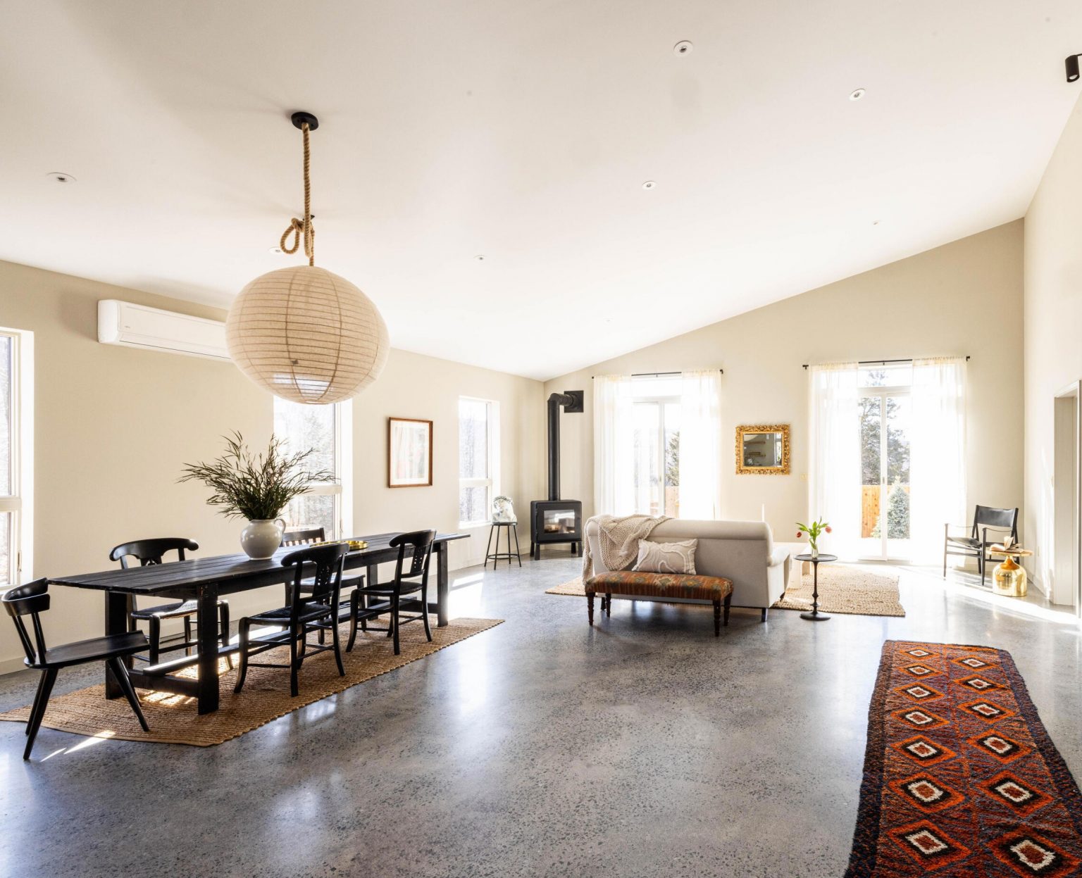 salon avec poêle décoration rustique chic maison passive en bois