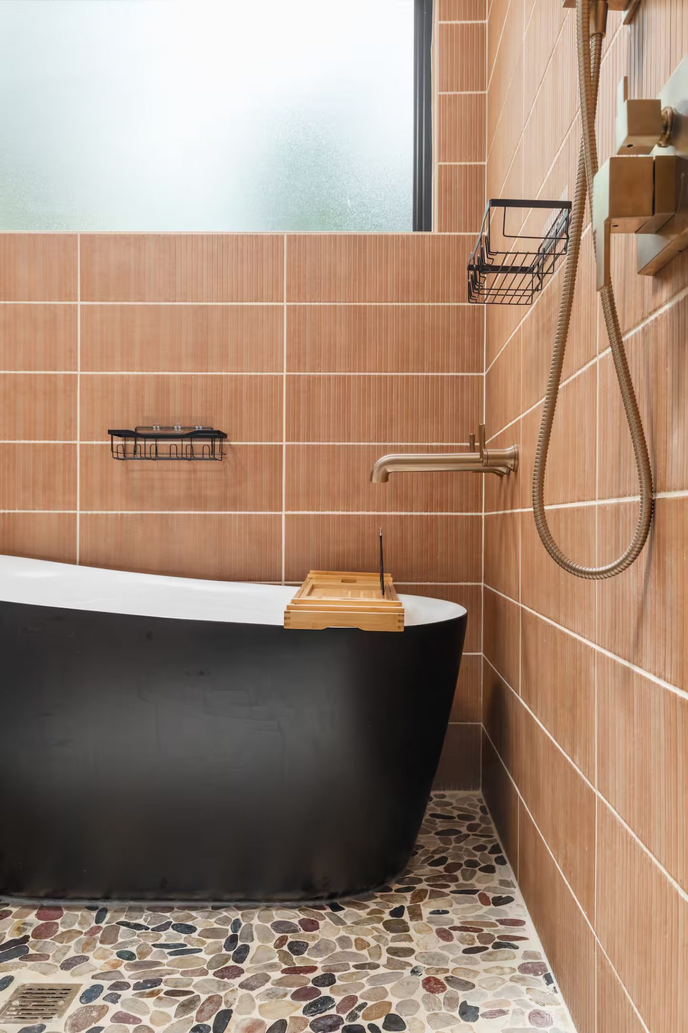 baignoire îlot avec sol galets