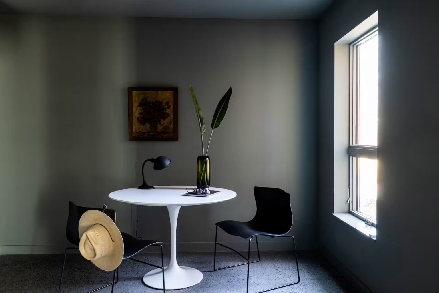 salle à manger avec table ronde pied tulipe