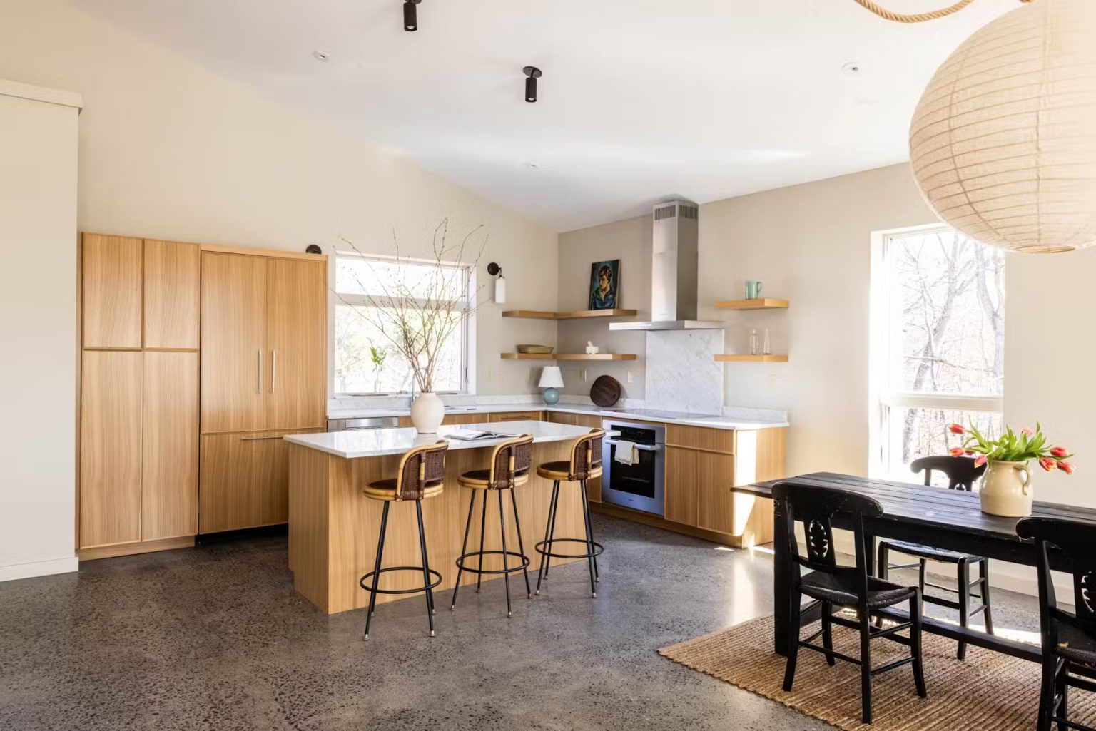 cuisine ouverte et salle à manger décoration rustique chic maison passive en bois
