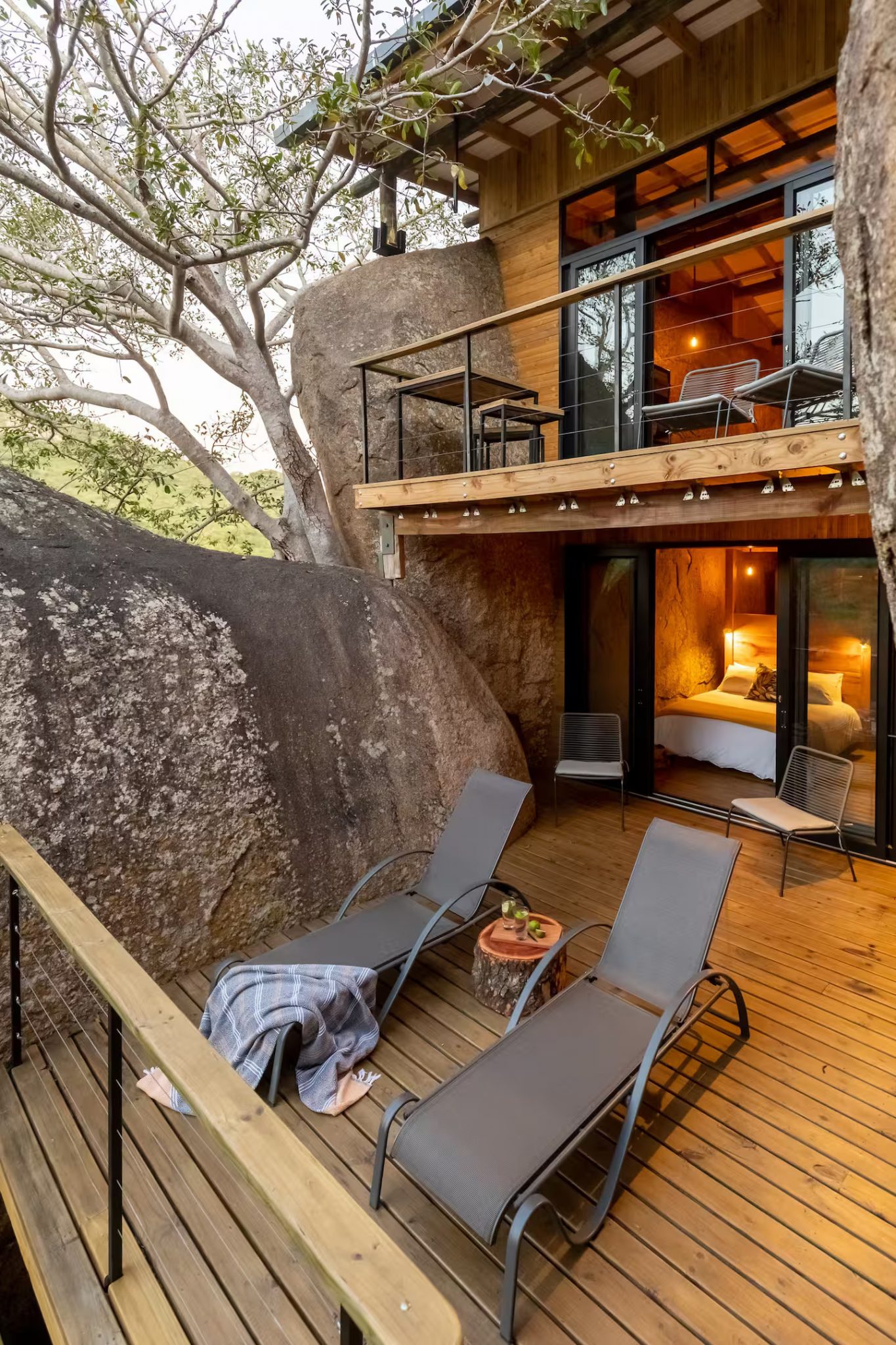terrasse petite maison en bois entre deux rochers Tussenklip