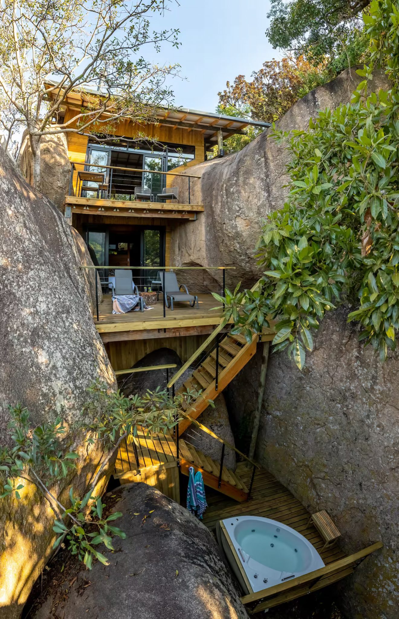 petite maison en bois entre deux rochers Tussenklip