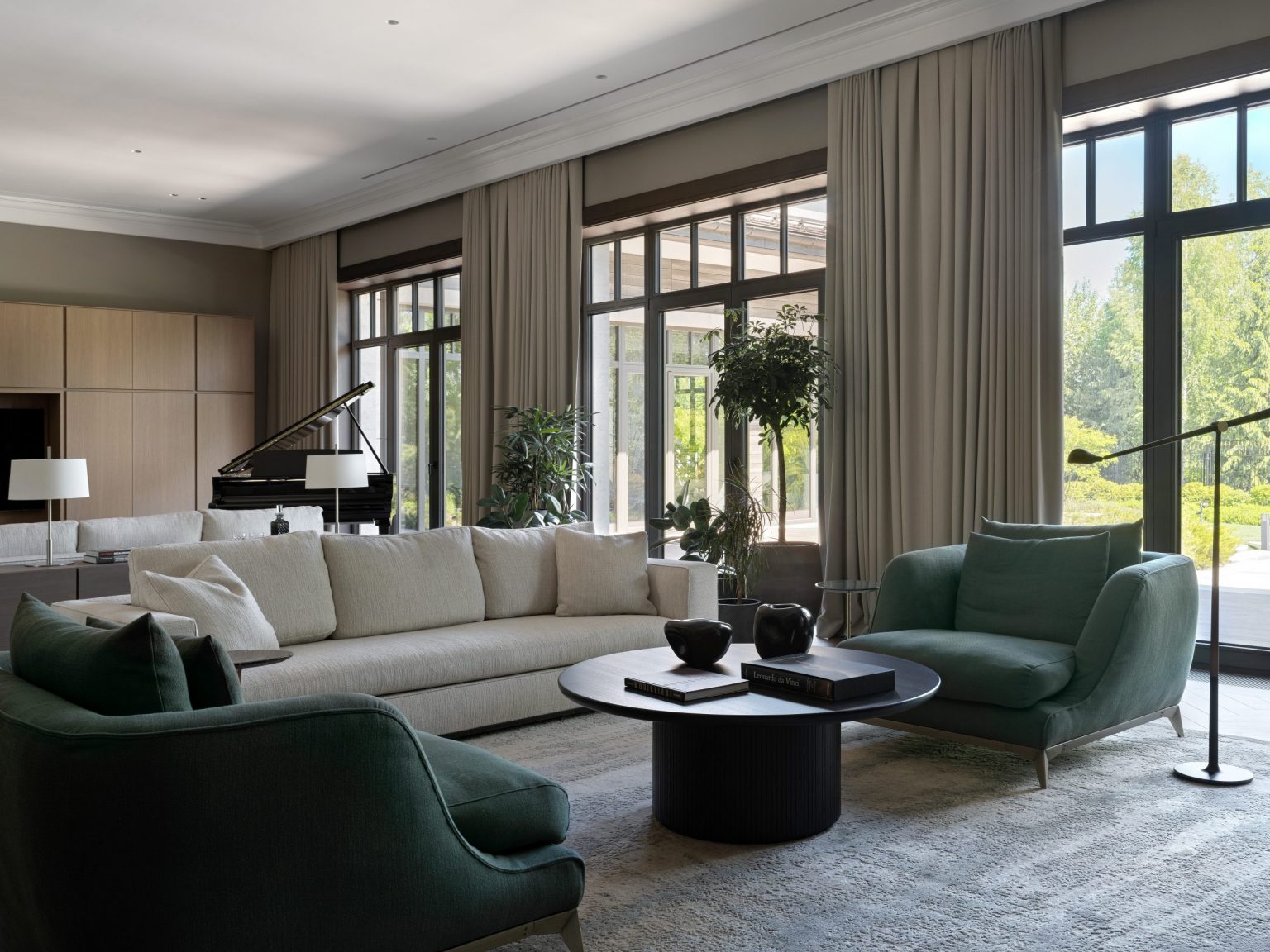 salon décoration contemporaine maison avec piscine intérieure