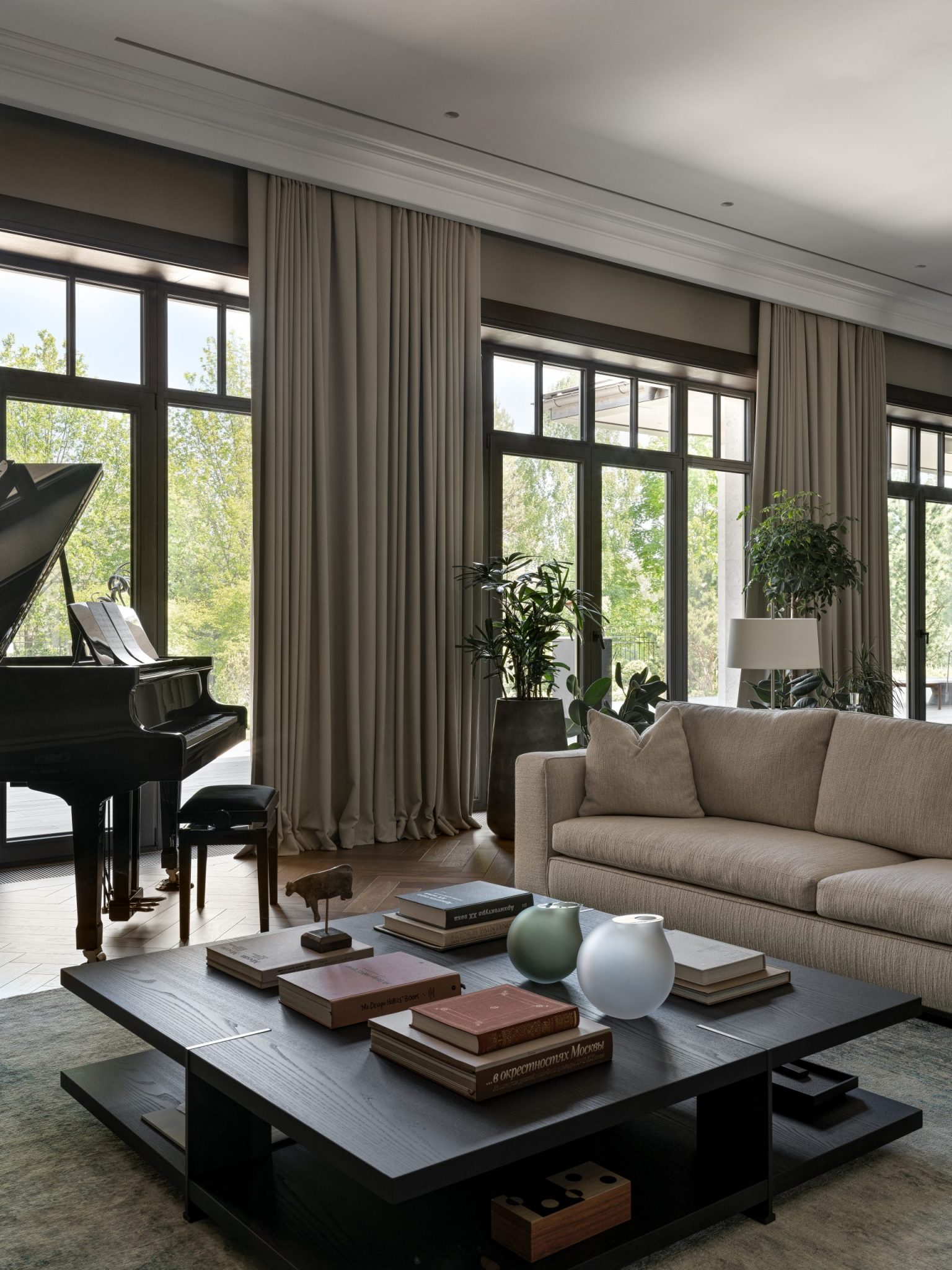 salon avec piano à queue maison avec piscine intérieure